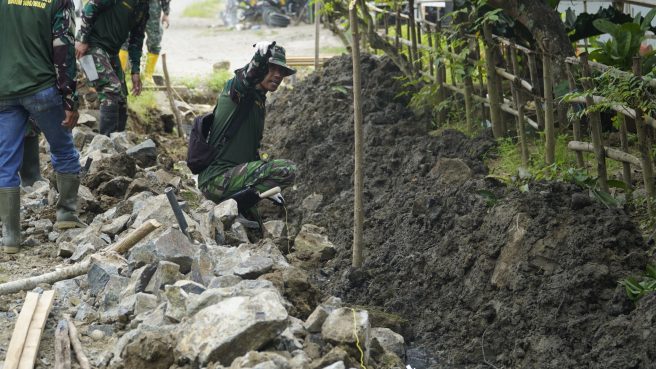 Prajurit TNI sedang membangun talud jalan di Desa Temmabarang, Kabupaten Wajo