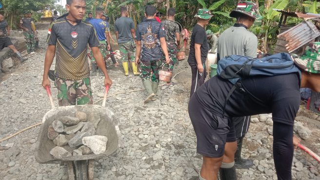Prajurit TNI bersama warga Desa Temmabarang sedang membangun talud penahan longsor TMMD Wajo 2025