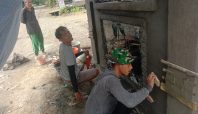 Personel TNI bersama warga sedang mengerjakan pembangunan prasasti TMMD ke-124 di Kabupaten Wajo, Sulawesi Selatan.