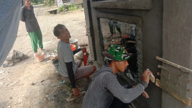 Personel TNI bersama warga sedang mengerjakan pembangunan prasasti TMMD ke-124 di Kabupaten Wajo, Sulawesi Selatan.