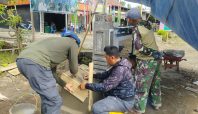 Warga dan prajurit TNI bekerja sama membuat prasasti TMMD ke-124 di Desa Temmabarang, Wajo