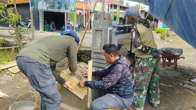 Warga dan prajurit TNI bekerja sama membuat prasasti TMMD ke-124 di Desa Temmabarang, Wajo