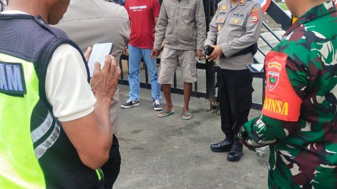 Warga berdialog dengan polisi dan TNI di depan gerbang Bendungan Paselloreng yang ditutup sebagai bentuk aksi protes ganti rugi lahan di Wajo.