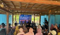 Warga Cenranae Wajo menghadiri reses anggota DPRD Kabupaten Wajo, Amran Ab Dai, untuk menyampaikan aspirasi terkait jalan rusak.