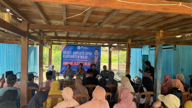 Warga Cenranae Wajo menghadiri reses anggota DPRD Kabupaten Wajo, Amran Ab Dai, untuk menyampaikan aspirasi terkait jalan rusak.