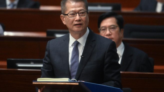 Paul Chan, Sekretaris Keuangan Hong Kong, saat memaparkan Anggaran 2026-2027 di hadapan publik.