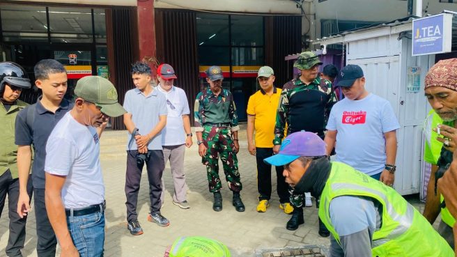 Bupati Wajo Andi Rosman memantau kerja bakti massal di RTH Calaccu Sengkang bersama Forkopimda.