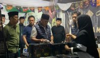 Bupati Wajo Andi Rosman sedang meninjau dan memilih produk sarung di salah satu tenan UMKM pada ajang Wajo Ramadan Expo 2026.