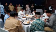 Bupati Wajo Andi Rosman duduk semeja dengan Gubernur Sulsel dan sejumlah Kepala Daerah saat buka puasa bersama di Masjid 99 Kubah Makassar.