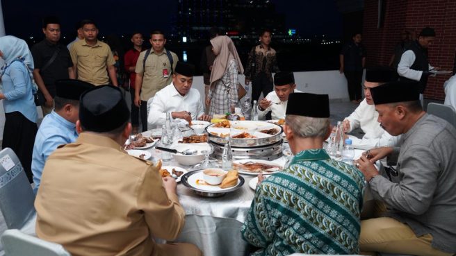 Bupati Wajo Andi Rosman duduk semeja dengan Gubernur Sulsel dan sejumlah Kepala Daerah saat buka puasa bersama di Masjid 99 Kubah Makassar.