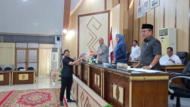 Ketua DPRD Wajo Firmansyah Perkesi memimpin rapat paripurna hasil reses 2026.