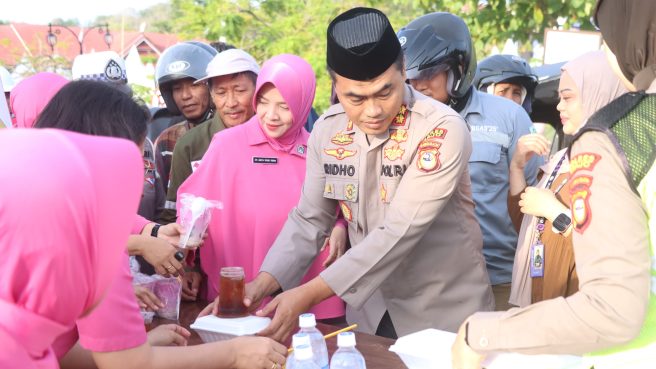 Kapolres Wajo AKBP Muhammad Rosid Ridho membagikan takjil kepada masyarakat bersama Bhayangkari di Jalan Masjid Raya Sengkang.