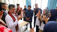 Menaker Yassierli berinteraksi menggunakan bahasa isyarat dengan peserta pelatihan disabilitas tunarungu di BPVP Padang.