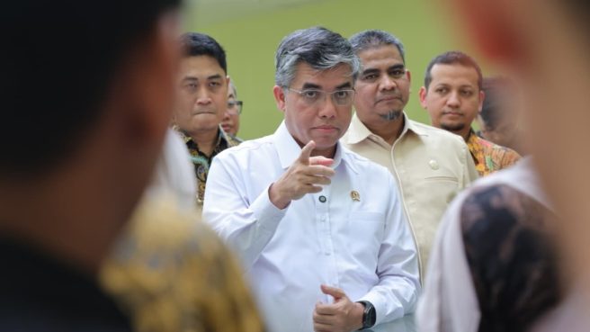 Menaker Yassierli memberikan penjelasan mengenai penyesuaian uang saku pemagangan nasional 2026 di Padang.