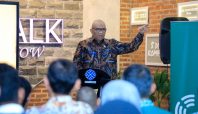 Wamenaker Afriansyah Noor memberikan arahan dalam program Green Jobs Class di Bandung mengenai pengolahan sampah organik.