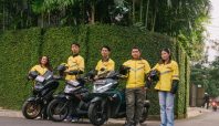 Lima mitra pengemudi Maxim Malili berdiri bersama sepeda motor mereka mengenakan jaket kuning identitas Maxim.