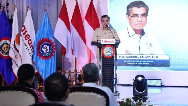 Menaker Yassierli memberikan sambutan pada HUT ke-53 KSPSI di Purwakarta mengenai disrupsi AI.