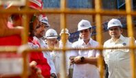 Menaker Yassierli meninjau galangan kapal PT ASL Shipyard Indonesia di Batam terkait evaluasi K3.