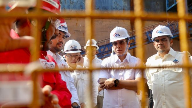 Menaker Yassierli meninjau galangan kapal PT ASL Shipyard Indonesia di Batam terkait evaluasi K3.
