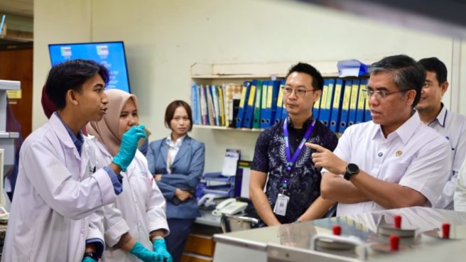 Menaker Yassierli melakukan monitoring Program Pemagangan Nasional MagangHub di Batam.