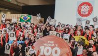 Kerumunan pemenang dan partisipan merayakan pengumuman The World’s 100 Best Coffee Shops 2026 di CoffeeFest Madrid.
