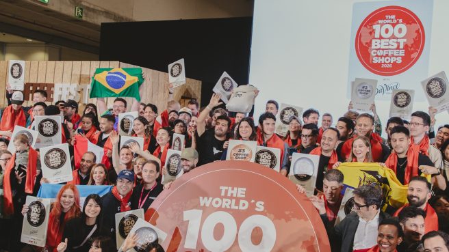 Kerumunan pemenang dan partisipan merayakan pengumuman The World’s 100 Best Coffee Shops 2026 di CoffeeFest Madrid.