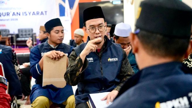 Gerakan tangan instruktur dalam pelatihan Al-Qur'an Isyarat BPKH di Bandung.