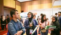 Suasana interaktif pengunjung dan exhibitor di pameran peluang bisnis IBOS Expo Bekasi.