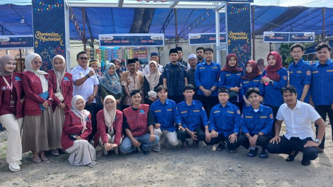 Anggota DPRD Wajo Amran bersama Karang Taruna Desa Mattirowalie dalam peresmian Kampung Ramadhan 2026.