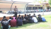 Kasat Lantas Polres Wajo AKP Riyanda Putra memberikan pengarahan kepada puluhan remaja yang terjaring razia balap liar.
