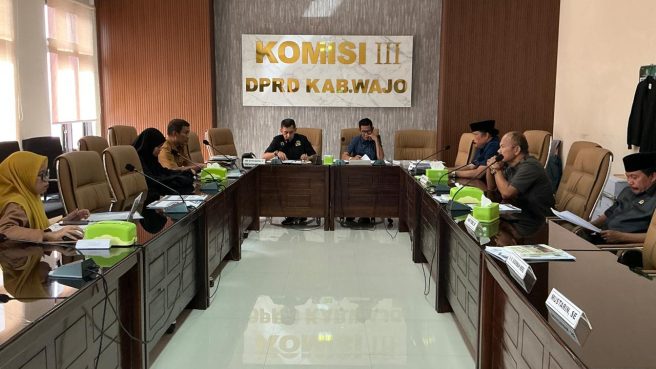 Rapat kerja Komisi III DPRD Wajo yang membahas pencabutan Perda Jasa Konstruksi tahun 2014.