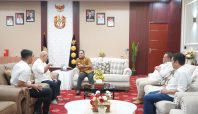 Bupati Wajo Andi Rosman berdiskusi mengenai strategi hilirisasi gas CNG bersama jajaran direksi PT Wajo Energy Jaya dan PT Famindo Global Energi di ruang kerja Bupati.