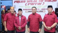 Bupati Wajo Andi Rosman bersama Kapolres Wajo AKBP Muhammad Rosid Ridho dan pengurus Polisi Wija To Wajo (PWTW) berfoto bersama dalam acara buka puasa bersama tahun 2026 di Sengkang.