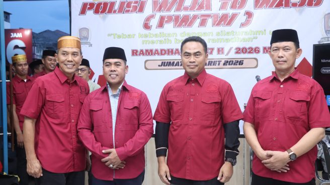 Bupati Wajo Andi Rosman bersama Kapolres Wajo AKBP Muhammad Rosid Ridho dan pengurus Polisi Wija To Wajo (PWTW) berfoto bersama dalam acara buka puasa bersama tahun 2026 di Sengkang.
