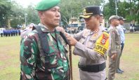 Kapolres Wajo AKBP Muhammad Rosid Ridho menyematkan pita operasi kepada perwakilan personel TNI di Lapangan Mapolres Wajo dalam rangka Apel Gelar Pasukan Operasi Ketupat 2026.