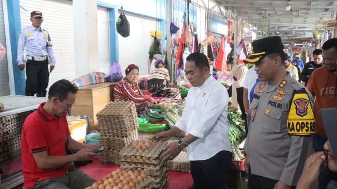 Bupati Wajo Andi Rosman dan Kapolres Wajo cek harga telur di Pasar Mini Sengkang jelang Idul Fitri 1447 H.