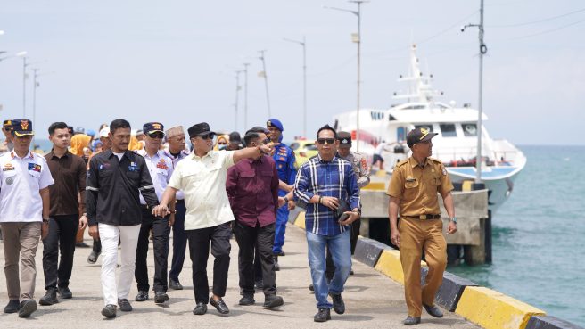 Bupati Wajo Andi Rosman didampingi Kadishub Wajo meninjau kesiapan teknis kapal mudik gratis di dermaga Siwa.