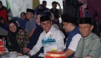 Bupati Wajo Andi Rosman tertawa akrab saat berbincang dengan Ketua KADIN Wajo Darmawan Sanusi di acara Wajo Ramadhan Expo 2026.