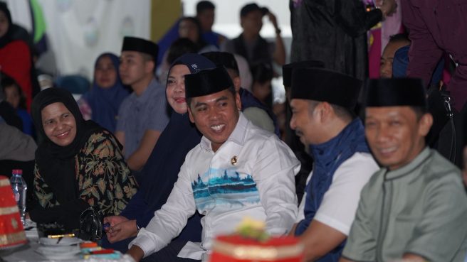Bupati Wajo Andi Rosman tertawa akrab saat berbincang dengan Ketua KADIN Wajo Darmawan Sanusi di acara Wajo Ramadhan Expo 2026.