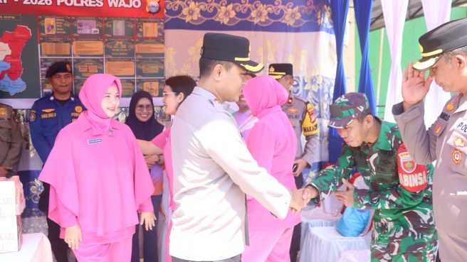 Muhammad Rosid Ridho berjabat tangan dengan personel TNI saat mengecek Pos Pam Idul Fitri 1447 H.