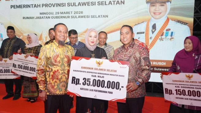 Bupati Wajo Andi Rosman menerima piagam penghargaan Laju Pertumbuhan PDRB dari Pemerintah Provinsi Sulawesi Selatan.