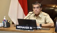 Menteri Ketenagakerjaan Yassierli memberikan instruksi tegas pengawalan aduan THR 2026 di depan papan nama Menaker RI.