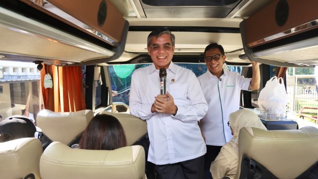 Menteri Ketenagakerjaan Yassierli memberikan sambutan di dalam bus mudik pekerja Panasonic 2026.