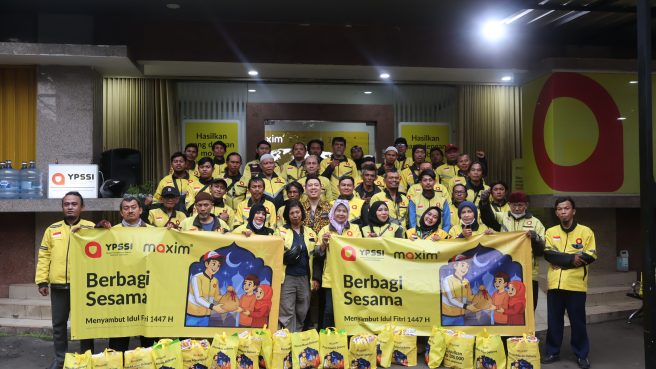 Puluhan mitra pengemudi Maxim berfoto bersama membawa spanduk Berbagi Sesama dan paket bantuan Ramadan.