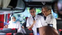 Menteri Ketenagakerjaan Yassierli menyapa para pemudik di dalam bus mudik gratis PT Pamapersada Nusantara.