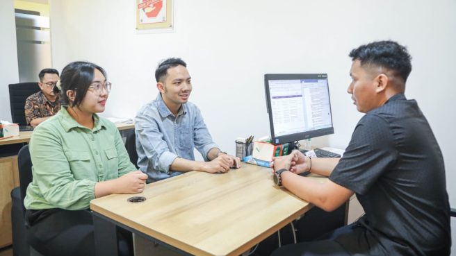 Petugas Kemnaker melayani konsultasi pekerja terkait pembayaran THR 2026.