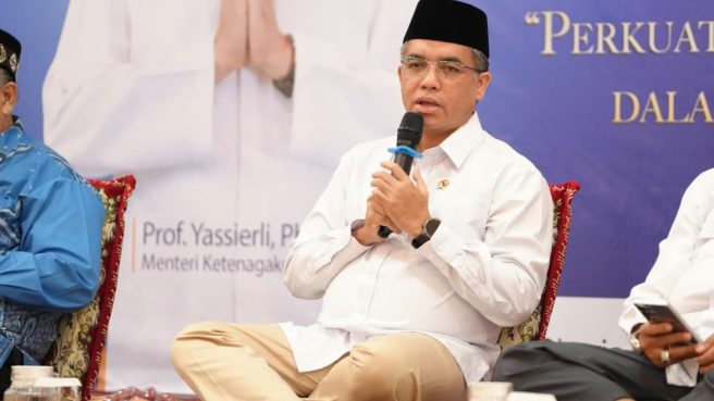 Menteri Ketenagakerjaan Yassierli memberikan pengarahan terkait kualitas layanan publik Kemnaker dalam acara Halal Bihalal.