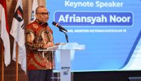Wamenaker Afriansyah Noor memberikan arahan dalam Peringatan Bulan K3 Nasional 2026.