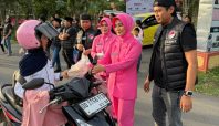 Kasat Narkoba Polres Wajo AKP Prawira Wardany bersama personel Satresnarkoba membagikan takjil kepada pengendara di depan Mako Polres Wajo saat Ramadan 1447 H.