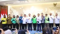 Foto bersama setelah konferensi pers mengenai kebijakan THR dan BHR 2026, menampilkan Menteri Ketenagakerjaan Yassierli di tengah bersama jajaran pejabat kementerian, perwakilan perusahaan aplikasi, serta pengemudi ojek online dan kurir yang mengenakan jaket seragam hijau dan kuning, semuanya berpose kompak mengepalkan tangan.